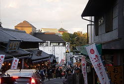 The street in front of Shinsho-ji Temple on Mt. Narita